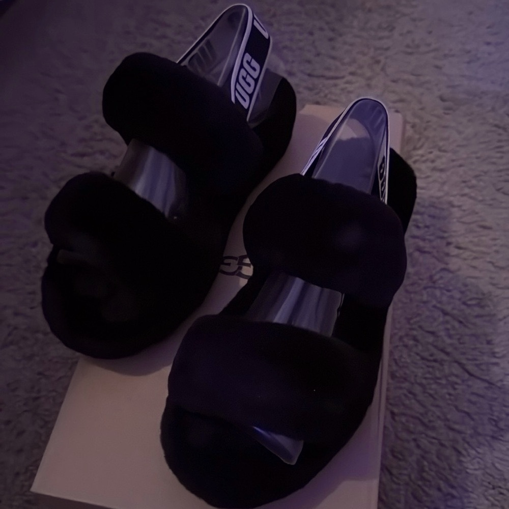 UGG “oh yeah” Women's Black Fluffy Slides